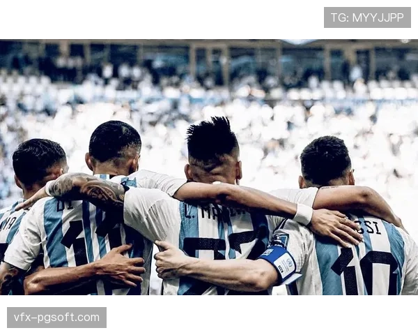 特写瞬间：沙尔克04老将在主场告别战中泪洒球场